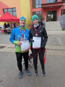 Samantha und Silvio präsentieren ihre Urkunde und Medaille